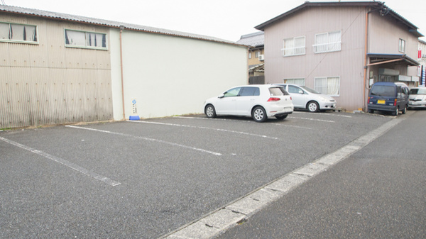ごうど調剤薬局の駐車場
