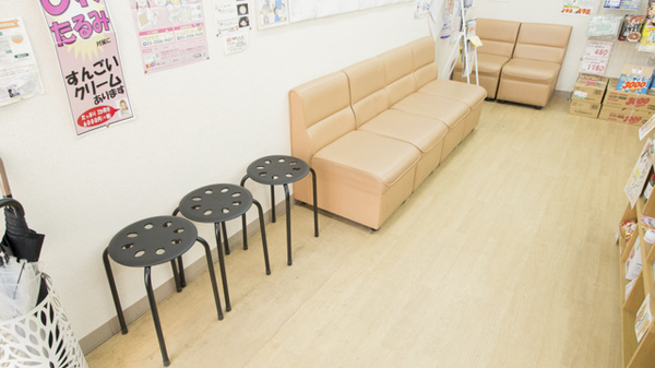 トヨミ薬局　新豊田店の待合スペース