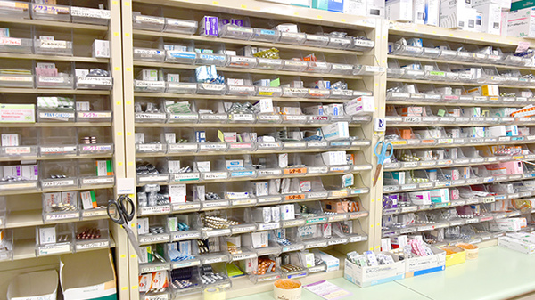 ファルマルシェ薬局　広尾の薬棚