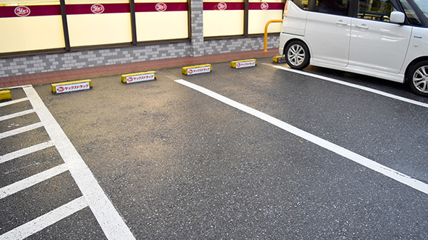 ヤックスドラッグ　仁戸名薬局の駐車場