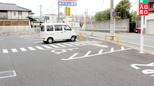 ヤックスドラッグ　作草部薬局の駐車場