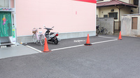 ヤックスドラッグ　作草部薬局の駐輪場