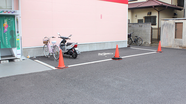 ヤックスドラッグ　作草部薬局の駐輪場