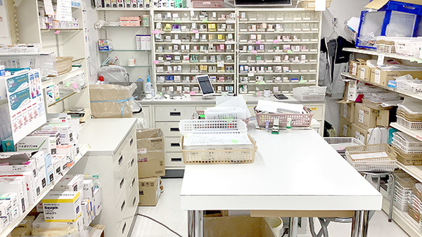 ヤックスドラッグ　鎌取薬局の調剤室