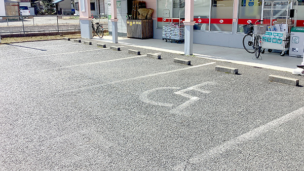 ヤックスドラッグ　鎌取薬局の駐車場