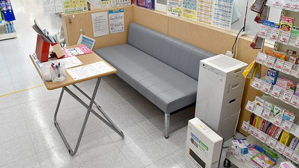 ヤックスドラッグ　土気薬局の待合スペース