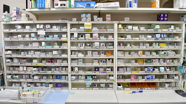 ヤックスドラッグ　土気薬局の薬棚