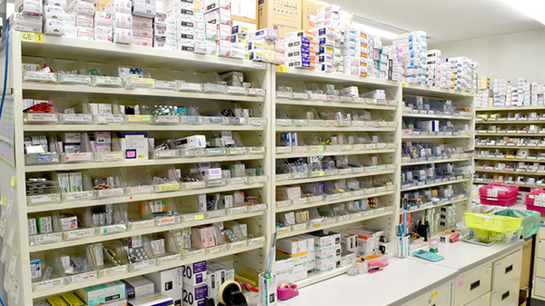 ヤックスドラッグ　辰巳台薬局の薬棚