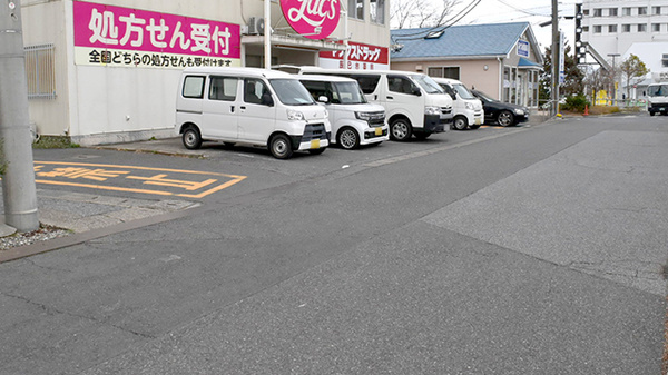 ヤックスドラッグ　辰巳台薬局の駐車場