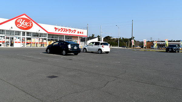 ヤックスドラッグ　鹿嶋薬局の駐車場