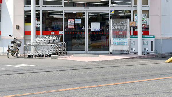 ヤックスドラッグ　阿見薬局の入口