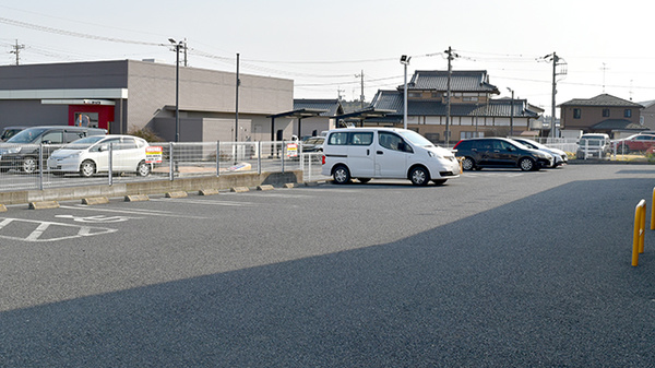 ヤックスドラッグ　荒川沖薬局の駐車場