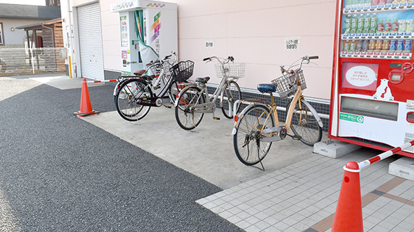 ヤックスドラッグ　荒川沖薬局の駐輪場