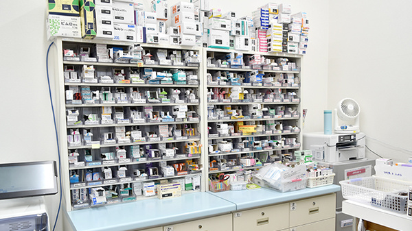 ヤックスドラッグ 佐倉寺崎薬局の薬棚