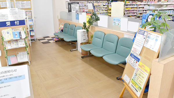 ヤックスドラッグ 潮来薬局の待合スペース