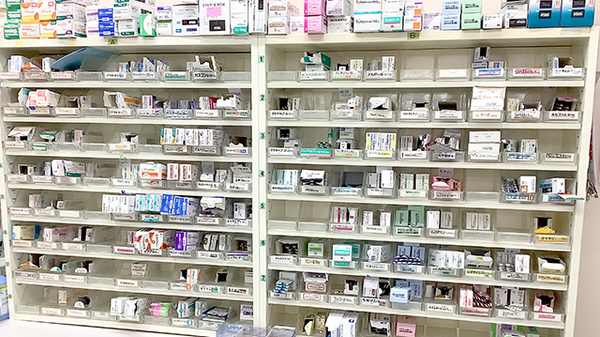 ヤックスドラッグ　木更津清見台薬局の薬棚