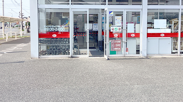 ヤックスドラッグ　君津人見薬局の入口
