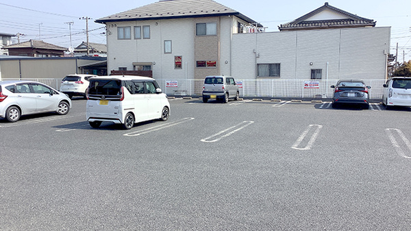 ヤックスドラッグ　君津人見薬局の駐車場