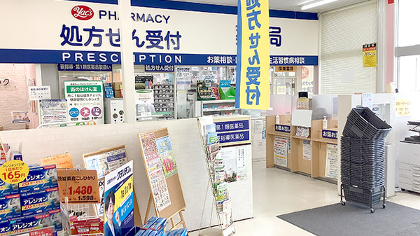 ヤックスドラッグ　富津大貫薬局の入口