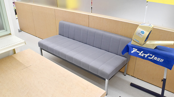 ヤックスドラッグ　上茂原薬局の待合スペース