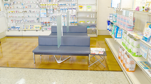 ヤックスドラッグ　成東東薬局の待合スペース