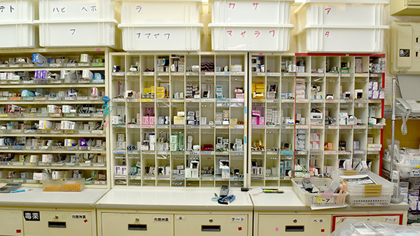 ヤックスドラッグ　成東東薬局の薬棚