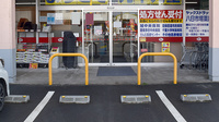 ヤックスドラッグ　八日市場薬局の入口