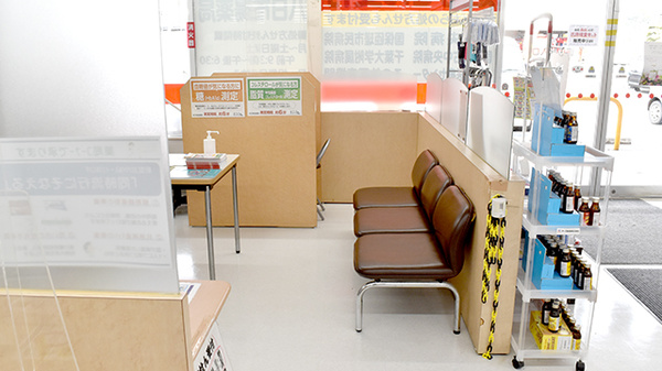 ヤックスドラッグ　八日市場薬局の待合スペース