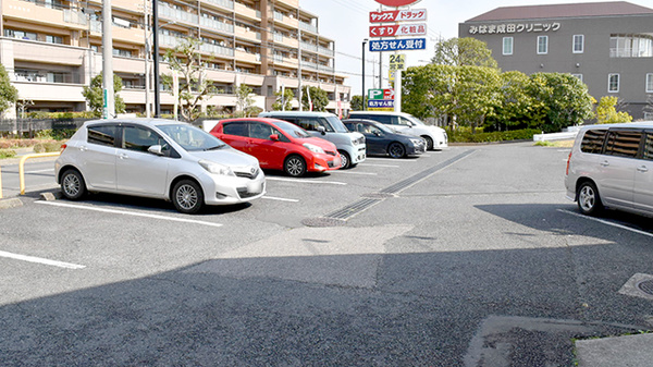 ヤックスドラッグ　成田薬局の駐車場