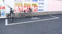 ヤックスドラッグ　三里塚薬局の駐輪場