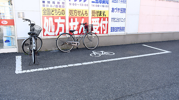 ヤックスドラッグ　三里塚薬局の駐輪場