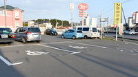 ヤックスドラッグ　富里薬局の駐車場
