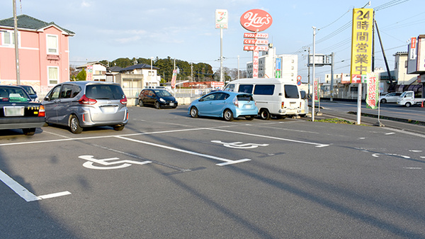 ヤックスドラッグ　富里薬局の駐車場
