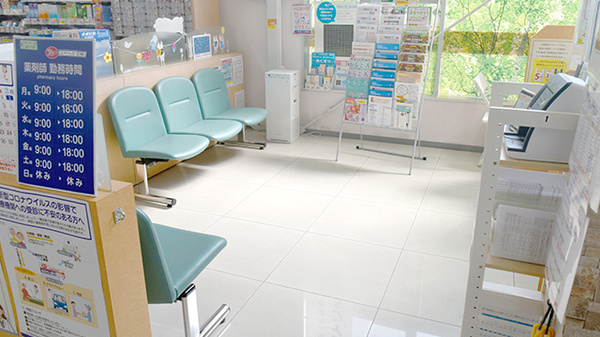 ヤックスドラッグ　富里インター薬局の待合スペース