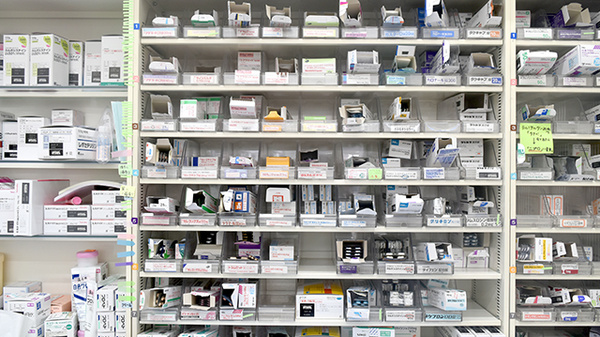 ヤックスドラッグ　富里インター薬局の薬棚