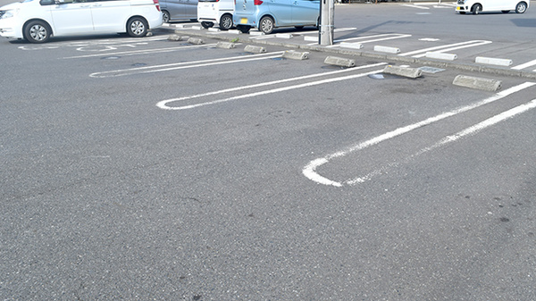 ヤックスドラッグ　富里インター薬局の駐車場