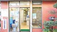 秋山調剤薬局の入口