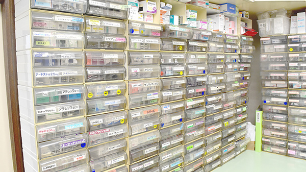 秋山調剤薬局の薬棚