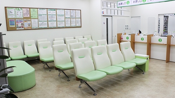 南山堂薬局　取手駅前店の待合スペース