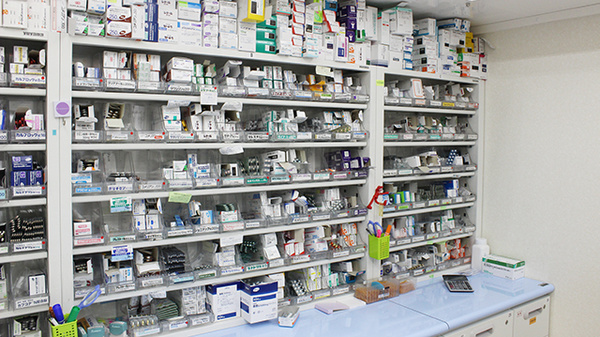 南山堂薬局　取手駅前店の薬棚