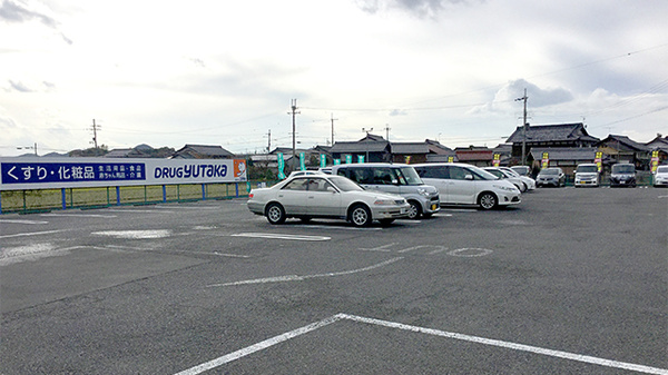 ユタカ薬局　八日市の駐車場