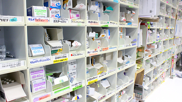 ことぶき薬局　尾久店の薬棚