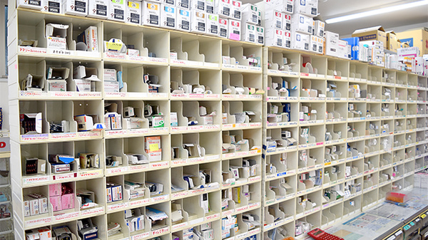 ことぶき薬局　竹の塚店の薬棚