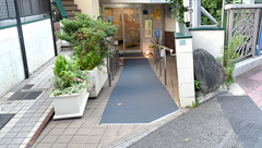 ことぶき薬局　中野中央店の入口