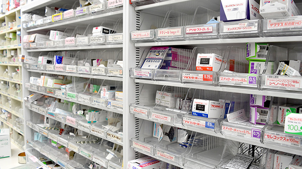ことぶき薬局　末広橋店の薬棚
