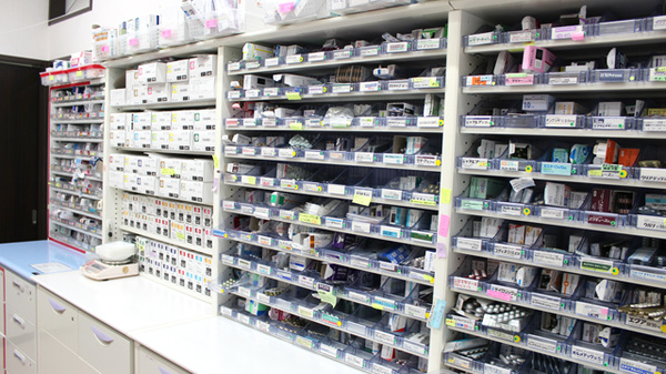 株式会社　あやめ調剤薬局の薬棚