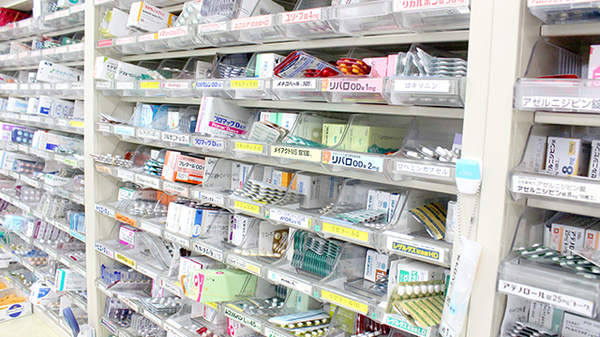 ファースト薬局　元吉田店の薬棚