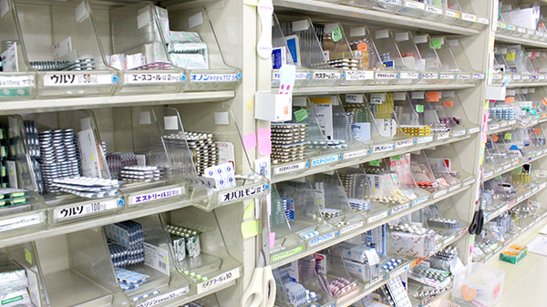 ひまわり調剤薬局の薬棚