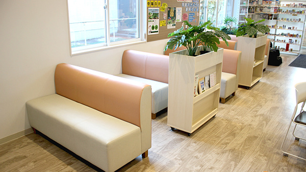 古川調剤薬局宮崎店の待合スペース
