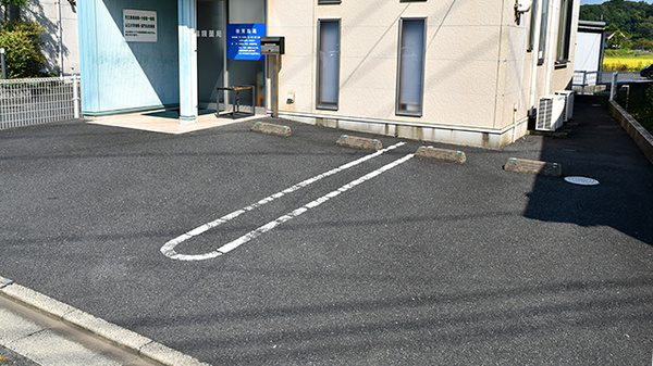 秋芳薬局の駐車場